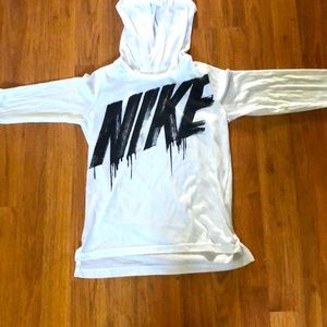 Nike boys black and white light weight hoodie.🖤🤍